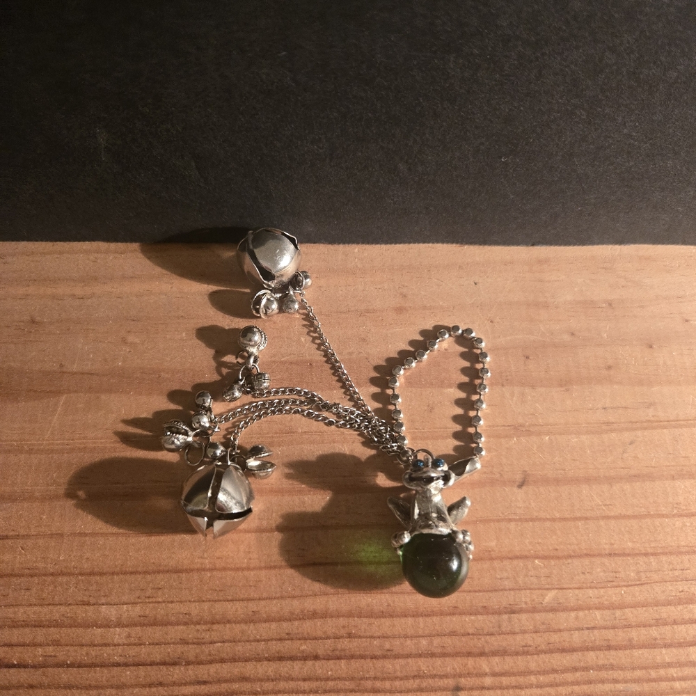 BEAUTIFUL SIGNED CCI PEWTER GREEN GLASS BALL FROG FAIRY BELLS CHARM - Picture 2 of 8